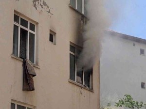 Çakmakla Oynarken Evi Yaktı: 3 Kişi Dumandan Etkilendi