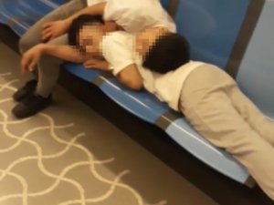 Kartal’da Pes Dedirten Görüntü: Marmaray’da Koltuklara Uzanıp Uyudular