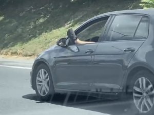 Beykoz’da Ayağını Camdan Çıkararak Araç Kullanan Şoför ’Pes’ Dedirtti