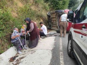 Kontrolden Çıkan Otomobil Yan Yattı: 3 Yaralı