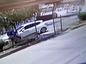Otomobilin Çarptığı Motosikletli Yaralandı, Kaza Anı Kameraya Yansıdı