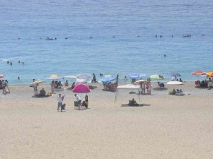 Fethiye’de Sıcaktan Bunalan Yerli Ve Yabancı Tatilciler Ölüdeniz’e Koştu