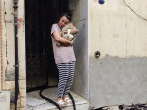 İ̇zmir’de Yatağa Bağımlı Hastanın Kaldığı Evde Yangın Çıktı: Yaşlı Kadın Yaralandı
