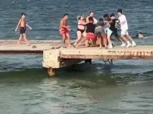 Kocaeli Sahilleri Ringe Döndü, Yumruk Ve Tekmeler Havada Uçuştu