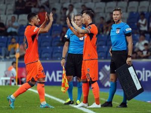 Mesut Özil, Başakşehir İle İlk Maçına Çıktı