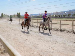 Kütahya’da Rahvan At Yarışları Heyecanı