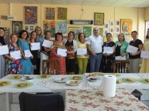 Burhaniye’de Kadın Ressamlar Belgelerini Aldı