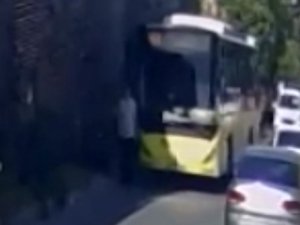 Fatih’te İ̇ett Otobüsünün Yayaya Çarpıp Kaçtığı Anlar Kamerada