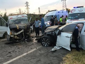 Amasya’da Tarım İşçilerini Taşıyan Minibüsle Otomobil Çarpıştı: 20 Yaralı