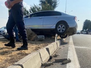 Otomobilin Çarptığı Elektrik Direği Başka Bir Otomobilin Üzerine Devrildi: 5 Yaralı