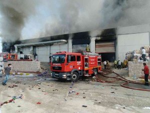İ̇plik Fabrikasındaki Yangına 2 Saattir Müdahale Ediliyor