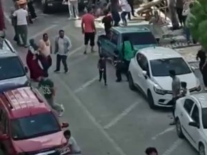 Kadınların Kavgasına Erkekler De Dâhil Oldu, Ortalık Savaş Alanına Döndü