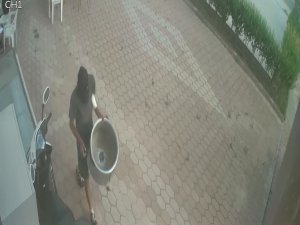 Elini Kolunu Sallayarak Geldiği Site Bahçesinden Aşure Kazanını Çaldı