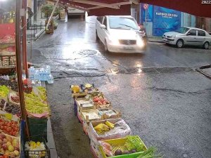 İ̇stanbul’da Dehşet Anları Kamerada: Yağmurdan Kaçarken Ölümden Döndü