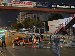 Sürücüsünün Direksiyon Hakimiyetini Kaybettiği Araç Bariyerlere Çarptı