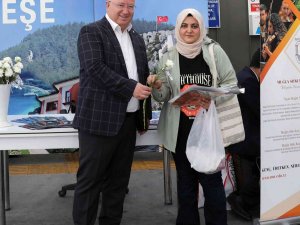 Üniversite Öğrencilerine Başkan Gümüş’ten Karanfilli Karşılama