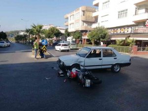 Motosiklet Sürücüsü, Başındaki Kask Sayesinde Kazayı Ucuz Atlattı