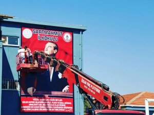 Okulun Dev Atatürk Posteri Yenilendi
