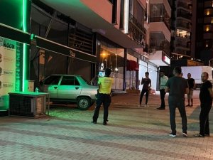 Elazığ’da Kontrolden Çıkan Araç İş Yerine Girdi