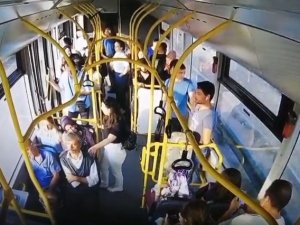 Bursa’da 23 Kişinin Yaralandığı Kaza Otobüs Kamerasına Yansıdı