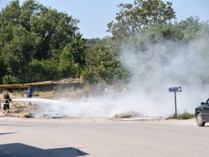 Yakılan Çöp Rüzgarın Etkisiyle Otomobil Lastiklerine Sıçradı