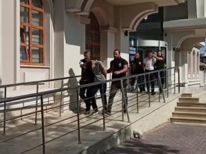 Eğlence Merkezi Önündeki Cinayetin Şüphelilerini Kırmızı Araçları Yakalattı