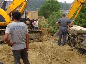 Devrilen Kamyondan Canını Kurtarmak İçin Atlarken Altında Kaldı