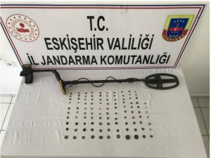 Jandarmanın Yakaladığı Definecinin Üzerinden 107 Sikke Çıktı