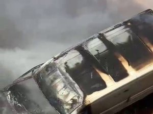 Siirt’te Minibüs Alev Aldı, 2 Kişi Yanmaktan Son Anda Kurtuldu