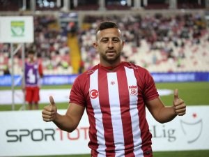 Sivasspor’un Yeni Transferi Dia Saba Stadyumda Taraftarı Selamladı