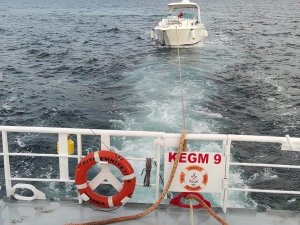 Çanakkale Boğazı’nda Arızalanan Tekne Kurtarıldı