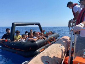 İ̇zmir Açıklarında 101 Düzensiz Göçmen Yakalandı, 128 Göçmen Kurtarıldı