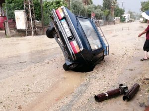 Yol Çöktü, Otomobil İçine Düştü