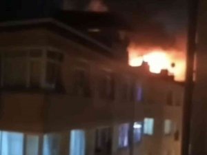 Fatih’te 4 Katlı Binanın Çatısında Korkutan Yangın