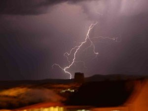 Eskişehir’de Çakan Şimşekler Geceyi Aydınlattı