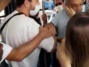 Metrobüste Kendisinin Fotoğrafını Çeken Şahsa Tokat Attı