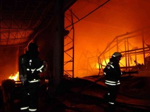 Toptancı Sitesindeki Parfüm Ve İtriyat Deposu Alev Alev Yanıyor