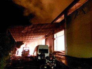 Toptancı Sitesindeki Kozmetik Ve Itriyat Deposundaki Yangın Kontrol Altına Alındı