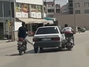 Bursa’da Motosiklet Sürücüleri Yolda Kalan Otomobili Ayaklarıyla İttiler