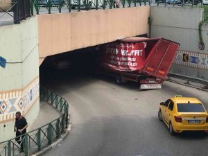 Bursa’da Yüksekliği Hesap Edemeyen Sürücüler Üst Geçit Ve Köprüye Çarptı