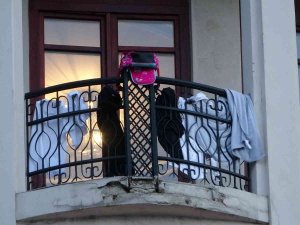 Taksim’de Lüks Otelin Balkonuna Asılan Çamaşırlar Ortaya İlginç Görüntüler Çıkardı