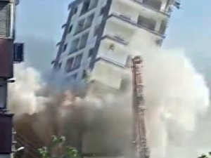 İ̇zmir’de Paniğe Yol Açan Yıkım: 10 Katlı Bina Böyle Yerle Bir Oldu
