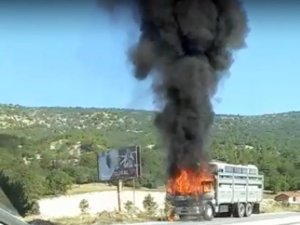 Seyir Halindeki Kamyon Alev Alev Yandı