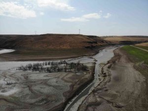 Kars’ta Baraj Gölü Kurudu