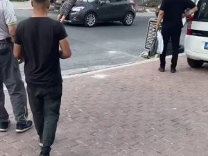Sevgilisi Parasını Çalıp Darp Etti, Cinnet Geçirip Yoldan Geçen Arabalara Saldırdı