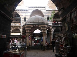 Diyarbakır’da Tarihi Handa Kitap Okuma Keyfi