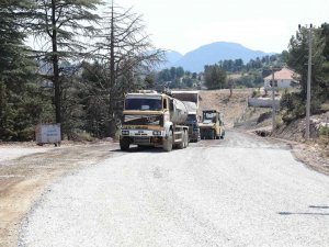 Antalya’yı Kırsaldan Kumluca’ya Bağlayan Yolda Asfalt Çalışması