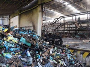 Kozmetik Deposundaki Yangının Zararı Gün Ağarınca Ortaya Çıktı