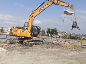 İ̇şçiler Kepçeyi Salıncak Yaptı, Doyasıya Eğlendi
