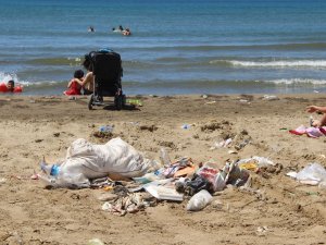 Ege Sahillerinde Bırakılan Çöpler Doğayı Kirletiyor